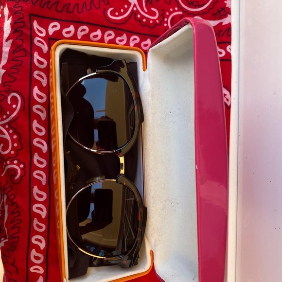 Betsy Johnson round sunglasses - Picture 2 of 4